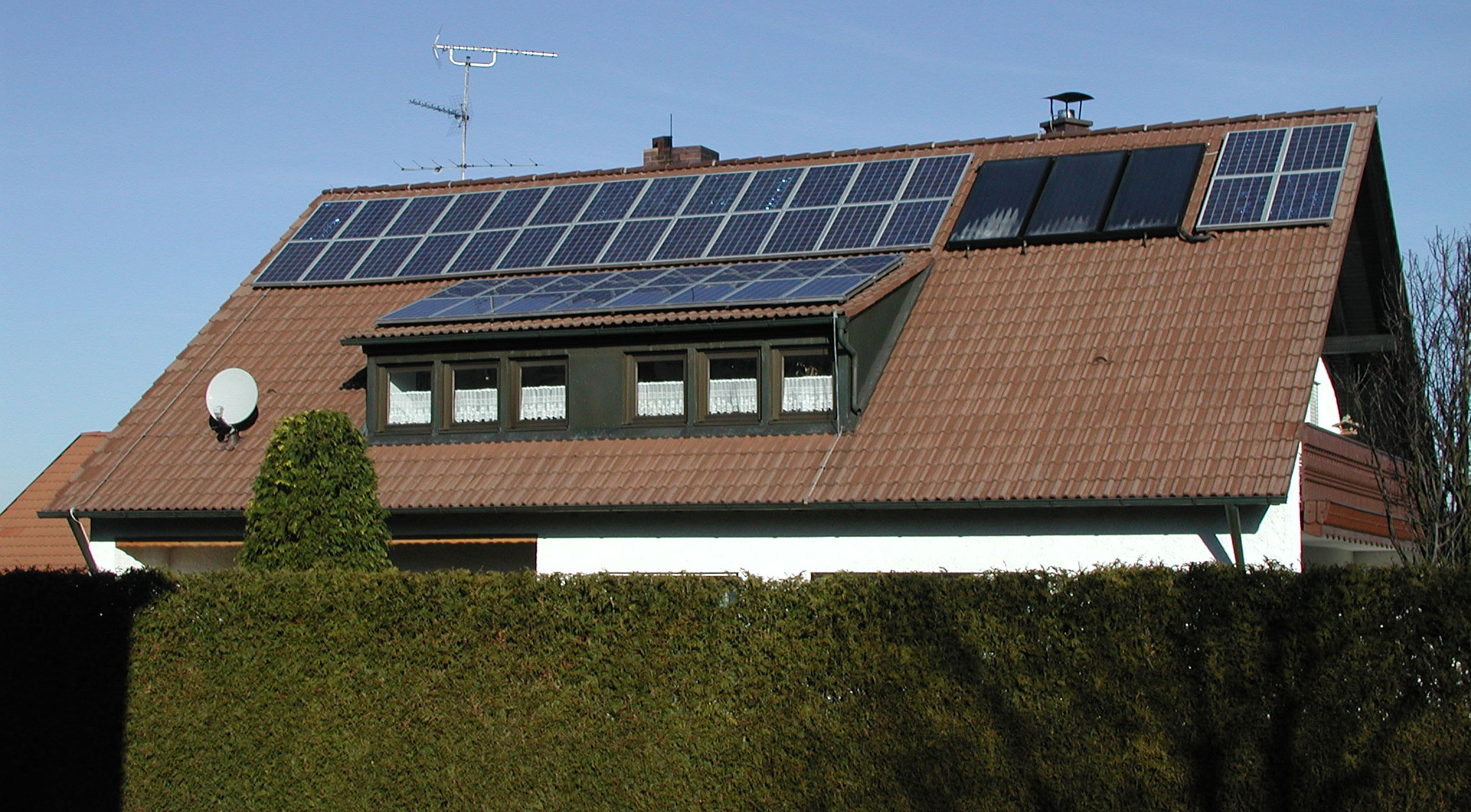 Solarpanele auf Familienhaus
