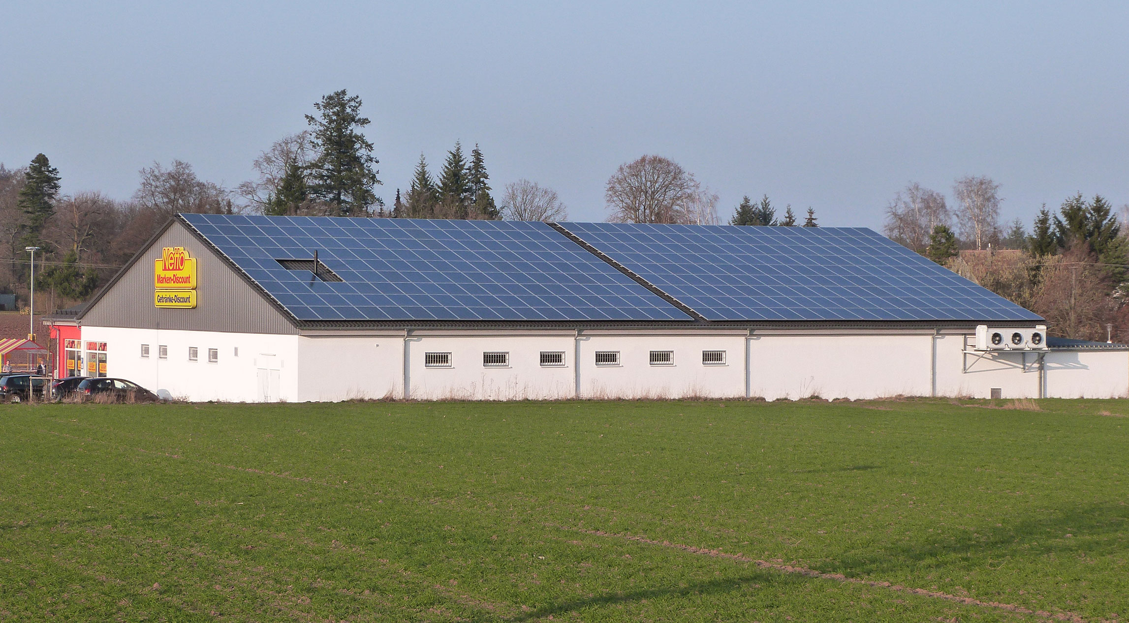 Netto-Laden mit Solarpanelen auf dem Dach